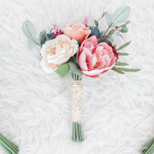 โหลดรูปภาพลงในเครื่องมือใช้ดูของ Gallery ช่อดอกไม้ประดิษฐ์สำหรับเพื่อนเจ้าสาว Mini Flower Bouquet - The Best Day
