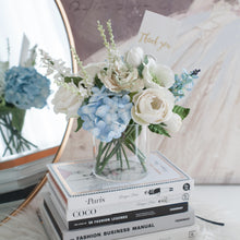 โหลดรูปภาพลงในเครื่องมือใช้ดูของ Gallery ดอกไม้แต่งบ้านพร้อมแจกันทรงกลม โทนสีฟ้าขาว - White&amp;Baby Blue Bordeaux Vase
