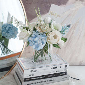 ดอกไม้แต่งบ้านพร้อมแจกันทรงกลม โทนสีฟ้าขาว - White&Baby Blue Bordeaux Vase