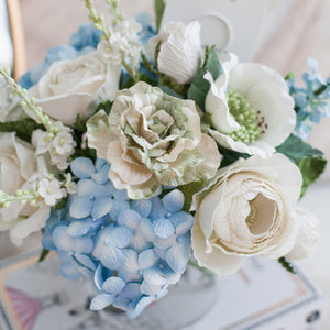 ดอกไม้แต่งบ้านพร้อมแจกันทรงกลม โทนสีฟ้าขาว - White&Baby Blue Bordeaux Vase
