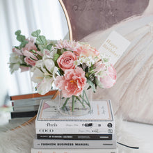 โหลดรูปภาพลงในเครื่องมือใช้ดูของ Gallery ดอกไม้แต่งบ้านพร้อมแจกันทรงกลม โทนสีชมพูบลัช - Pink Blush Bordeaux Vase
