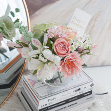 โหลดรูปภาพลงในเครื่องมือใช้ดูของ Gallery ดอกไม้แต่งบ้านพร้อมแจกันทรงกลม โทนสีชมพูบลัช - Pink Blush Bordeaux Vase
