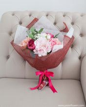โหลดรูปภาพลงในเครื่องมือใช้ดูของ Gallery ช่อดอกไม้แสดงความยินดี ดอกไม้ประดิษฐ์ โทนสีชมพูเบอร์กันดี - Fearless Congratulations Bouquet
