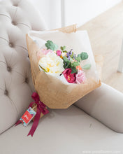 โหลดรูปภาพลงในเครื่องมือใช้ดูของ Gallery ช่อดอกไม้แสดงความยินดี ดอกไม้ประดิษฐ์ โทนสีฮาวาย - Tresurous Congratulations Bouquet
