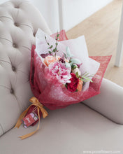 โหลดรูปภาพลงในเครื่องมือใช้ดูของ Gallery ช่อดอกไม้แสดงความยินดี ดอกไม้ประดิษฐ์ โทนสีเบอร์กันดีพีช - The Best Day Congratulations Bouquet
