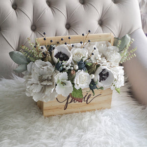 กระเช้าดอกไม้ประดิษฐ์ ดอกไม้แสดงความยินดี Vintage Flower Hamper - Wintry Wonder