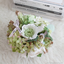 โหลดรูปภาพลงในเครื่องมือใช้ดูของ Gallery กล่องดอกไม้ของขวัญ ดอกไม้แสดงความยินดี Aromatic Gift Box - Wild Green
