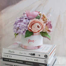 โหลดรูปภาพลงในเครื่องมือใช้ดูของ Gallery กล่องดอกไม้ของขวัญ ดอกไม้แสดงความยินดี Aromatic Gift Box - Purple Candy
