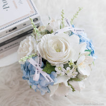 โหลดรูปภาพลงในเครื่องมือใช้ดูของ Gallery กล่องดอกไม้ของขวัญ ดอกไม้แสดงความยินดี Aromatic Gift Box - White &amp; Baby Blue
