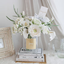 โหลดรูปภาพลงในเครื่องมือใช้ดูของ Gallery ดอกไม้แต่งบ้าน แจกันดอกไม้ประดิษฐ์ โทนสีขาว - Snow White Hampton Flower Vase
