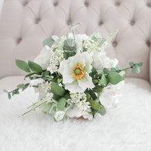 โหลดรูปภาพลงในเครื่องมือใช้ดูของ Gallery ช่อเจ้าสาวดอกไม้ประดิษฐ์ Medium Bridal Bouquet - White Horse
