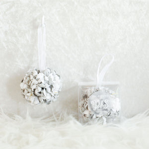 ของชำร่วยงานแต่งงาน บอลดอกไม้น้ำหอม ดอกคาร์เนชั่น โทนสีขาวหิมะ