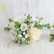 โหลดรูปภาพลงในเครื่องมือใช้ดูของ Gallery ช่อเจ้าสาวดอกไม้ประดิษฐ์ Medium Bridal Bouquet - Belle
