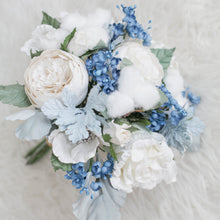 โหลดรูปภาพลงในเครื่องมือใช้ดูของ Gallery ช่อเจ้าสาวดอกไม้ประดิษฐ์ Medium Bridal Bouquet - Frozen
