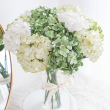 โหลดรูปภาพลงในเครื่องมือใช้ดูของ Gallery แจกันดอกไม้ประดิษฐ์ ดอกไม้ตกแต่งบ้าน แจกันดอกไม้ทรงสูง - White &amp; Green Hydrangea
