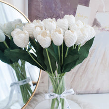 โหลดรูปภาพลงในเครื่องมือใช้ดูของ Gallery ดอกไม้แต่งบ้าน แจกันดอกไม้ประดิษฐ์ ดอกทิวลิปสีขาว - White Tulip Marseille Vase
