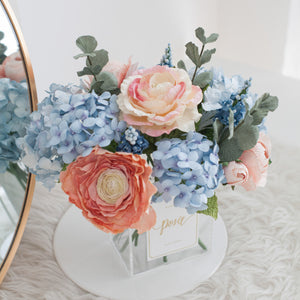 ดอกไม้ตกแต่งบ้านพร้อมแจกันทรงเหลี่ยม โทนสีฟ้าพีช - Vanilla Sky Paris Vase