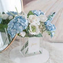 โหลดรูปภาพลงในเครื่องมือใช้ดูของ Gallery ดอกไม้ตกแต่งบ้านพร้อมแจกันทรงเหลี่ยม โทนสีฟ้าขาว - White&amp;Light Blue Paris Vase
