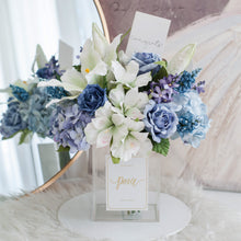 โหลดรูปภาพลงในเครื่องมือใช้ดูของ Gallery แจกันดอกไม้ประดิษฐ์ กล่องดอกไม้ตกแต่งบ้าน - White Lily and Blue Rose Paris Vase

