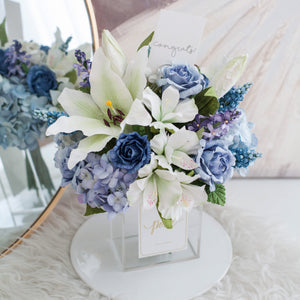 ดอกไม้ตกแต่งบ้านพร้อมแจกันทรงเหลี่ยม โทนสีน้ำเงิน ดอกลิลลี่ขาว - White Lily&Blue Paris Vase