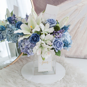 แจกันดอกไม้ประดิษฐ์ กล่องดอกไม้ตกแต่งบ้าน - White Lily and Blue Rose Paris Vase