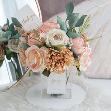โหลดรูปภาพลงในเครื่องมือใช้ดูของ Gallery ดอกไม้ตกแต่งบ้านพร้อมแจกันทรงเหลี่ยม โทนสีพีชทอง - Peach&amp;Gold Paris Vase
