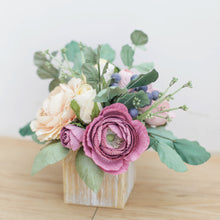 โหลดรูปภาพลงในเครื่องมือใช้ดูของ Gallery กระปุกไม้สไตล์วินเทจตกแต่งดอกไม้ประดิษฐ์ Vintage Wooden Flower Pot - Lavender with Vanilla Rose

