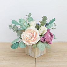 โหลดรูปภาพลงในเครื่องมือใช้ดูของ Gallery กระปุกไม้สไตล์วินเทจตกแต่งดอกไม้ประดิษฐ์ Vintage Wooden Flower Pot - Lavender with Vanilla Rose
