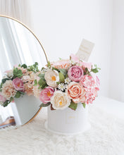 โหลดรูปภาพลงในเครื่องมือใช้ดูของ Gallery กล่องดอกไม้แสดงความยินดีขนาดใหญ่ Wonder Gift Box - Sweet Peony Pink
