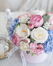 โหลดรูปภาพลงในเครื่องมือใช้ดูของ Gallery กล่องดอกไม้แสดงความยินดีขนาดใหญ่ Wonder Gift Box - Blue and Pink
