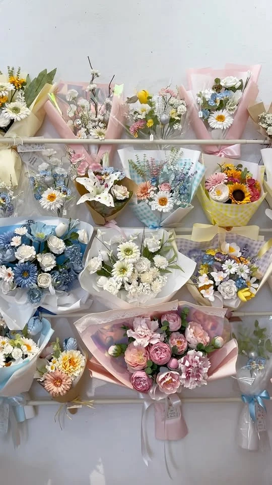 ช่อดอกไม้กระดาษทำมือหลากสีที่ Posie Flowers
