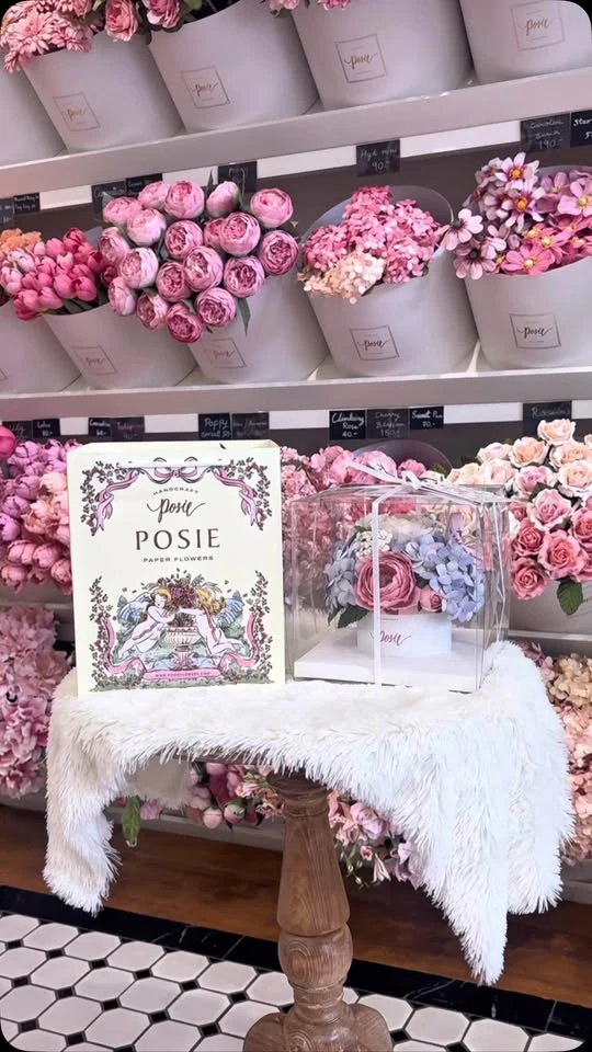 ผลงานดอกไม้กระดาษแบบสั่งทำในกล่องใสของ Posie Flowers