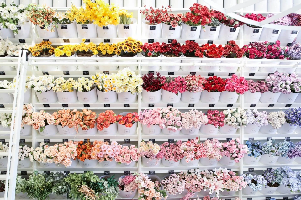 ชั้นดอกไม้กระดาษหลากสีภายในร้าน Posie Flowers