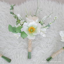 โหลดรูปภาพลงในเครื่องมือใช้ดูของ Gallery ช่อดอกไม้ประดิษฐ์สำหรับเพื่อนเจ้าสาว Mini Flower Bouquet - White Horse
