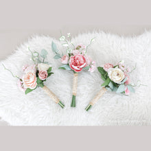 โหลดรูปภาพลงในเครื่องมือใช้ดูของ Gallery ช่อดอกไม้ประดิษฐ์สำหรับเพื่อนเจ้าสาว Mini Flower Bouquet - Lover
