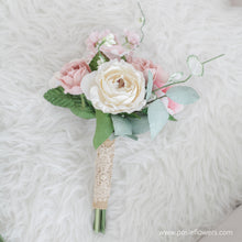 โหลดรูปภาพลงในเครื่องมือใช้ดูของ Gallery ช่อดอกไม้ประดิษฐ์สำหรับเพื่อนเจ้าสาว Mini Flower Bouquet - Lover
