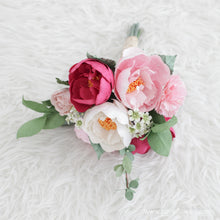 โหลดรูปภาพลงในเครื่องมือใช้ดูของ Gallery ช่อดอกไม้ประดิษฐ์สำหรับเพื่อนเจ้าสาว Mini Flower Bouquet - Fearless
