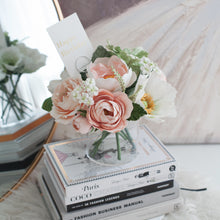 โหลดรูปภาพลงในเครื่องมือใช้ดูของ Gallery ดอกไม้แต่งบ้านพร้อมแจกันทรงกลม โทนสีพีช - Light Peach Bordeaux Vase
