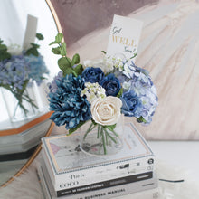 โหลดรูปภาพลงในเครื่องมือใช้ดูของ Gallery ดอกไม้แต่งบ้านพร้อมแจกันทรงกลม โทนสีน้ำเงินขาว - Wild Blue Bordeaux Vase
