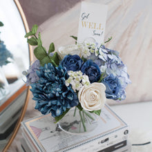โหลดรูปภาพลงในเครื่องมือใช้ดูของ Gallery ดอกไม้แต่งบ้านพร้อมแจกันทรงกลม โทนสีน้ำเงินขาว - Wild Blue Bordeaux Vase
