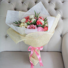 โหลดรูปภาพลงในเครื่องมือใช้ดูของ Gallery ช่อดอกไม้ประดิษฐ์แสดงความยินดี Congratulations Flower Bouquet - Pink Cream
