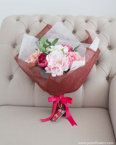 ช่อดอกไม้แสดงความยินดี ดอกไม้ประดิษฐ์ โทนสีชมพูเบอร์กันดี - Fearless Congratulations Bouquet