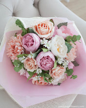 โหลดรูปภาพลงในเครื่องมือใช้ดูของ Gallery ช่อดอกไม้แสดงความยินดี ดอกไม้ประดิษฐ์ โทนสีชมพูพีช - Our Song Congratulations Bouquet
