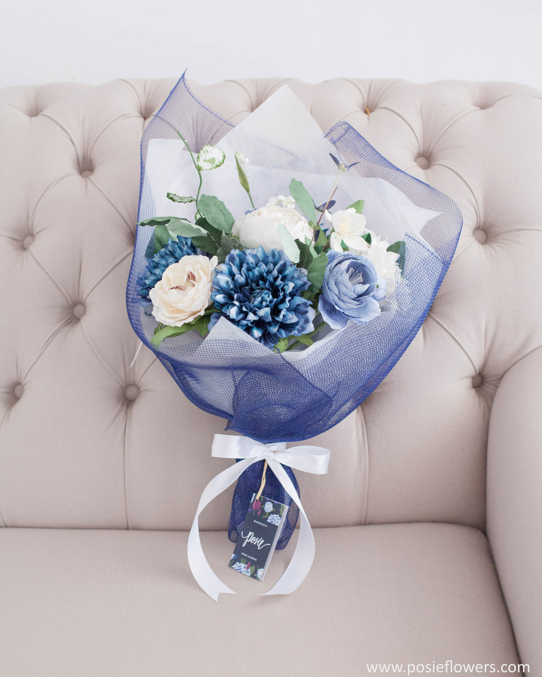 ช่อดอกไม้แสดงความยินดี ดอกไม้ประดิษฐ์ โทนสีน้ำเงินขาว - Starlight Congratulations Bouquet