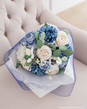 โหลดรูปภาพลงในเครื่องมือใช้ดูของ Gallery ช่อดอกไม้แสดงความยินดี ดอกไม้ประดิษฐ์ โทนสีน้ำเงินขาว - Starlight Congratulations Bouquet
