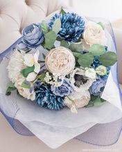 โหลดรูปภาพลงในเครื่องมือใช้ดูของ Gallery ช่อดอกไม้แสดงความยินดี ดอกไม้ประดิษฐ์ โทนสีน้ำเงินขาว - Starlight Congratulations Bouquet
