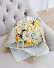 โหลดรูปภาพลงในเครื่องมือใช้ดูของ Gallery ช่อดอกไม้แสดงความยินดี ดอกไม้ประดิษฐ์ โทนสีเหลือง - After Glow Congratulations Bouquet
