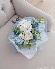 โหลดรูปภาพลงในเครื่องมือใช้ดูของ Gallery ช่อดอกไม้แสดงความยินดี ดอกไม้ประดิษฐ์ โทนสีฟ้าขาว - Hydrangea Love Congratulations Bouquet
