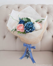 โหลดรูปภาพลงในเครื่องมือใช้ดูของ Gallery ช่อดอกไม้แสดงความยินดี ดอกไม้ประดิษฐ์ โทนสีน้ำเงินชมพู - Sparks Fly Congratulations Bouquet

