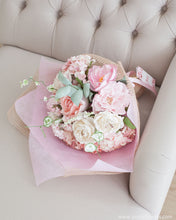 โหลดรูปภาพลงในเครื่องมือใช้ดูของ Gallery ช่อดอกไม้แสดงความยินดี ดอกไม้ประดิษฐ์ โทนสีชมพูบลัช - Lover Congratulations Bouquet
